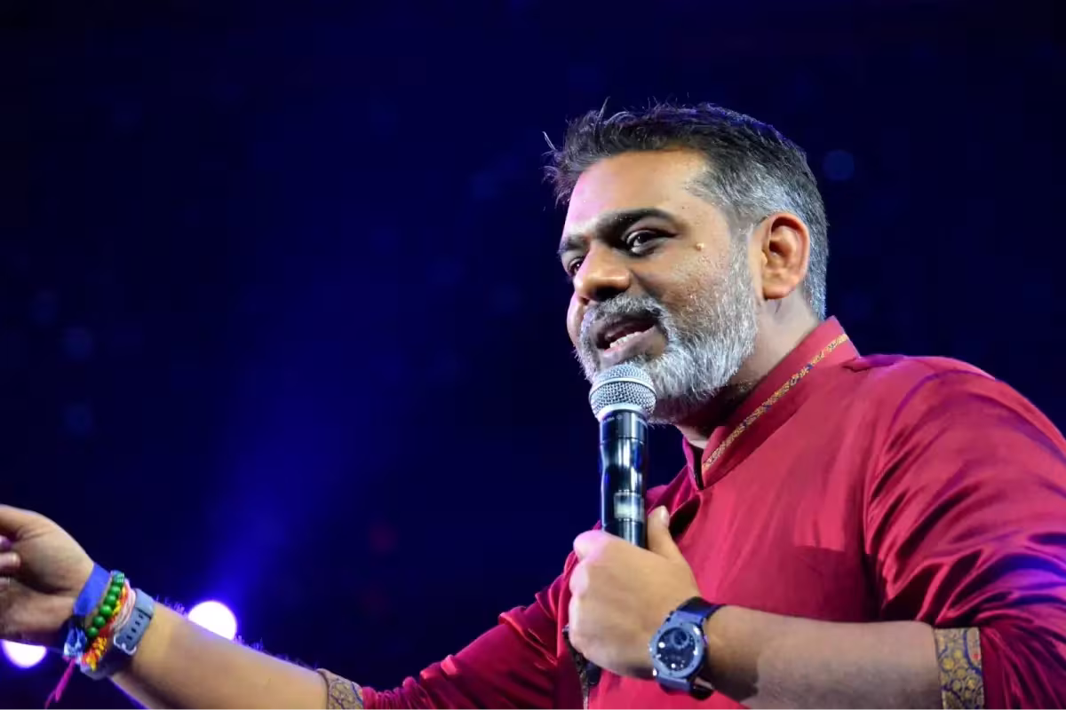 Associate V Partner Digvijay Singh On Being A Qnet Achiever 6 Digvijay Singh with microphone